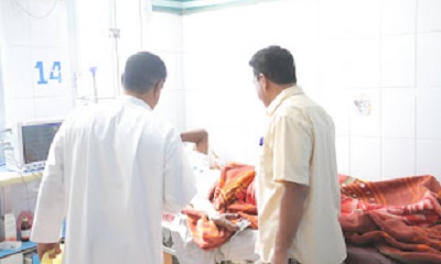 تقديم مساعدات مالية في مستشفى الشحر بحضرموت