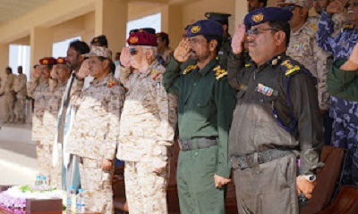 المحافظ القائد البحسني واللواء طيمس يشهدان عرضًا عسكريًا لطلاب الدفعة الأولى من القسم العام بكلية الشرطة بحضرموت