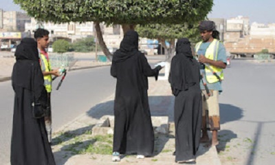 مبادرة ثقافة حياة بالشحر تزرع البسمة على محيا مهندسي النظافة