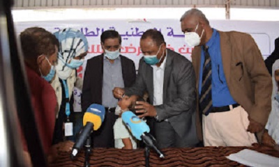 المحافظ البحسني والدكتور الجمحي يدشنان الحملة الوطنية الطارئة للتحصين ضد شلل الأطفال بمدارس المكلا