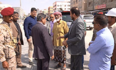 المحافظ البحسني يفتتح مشروع صيانة وتأهيل الشارع العام لمنطقة روكب بالمكلا