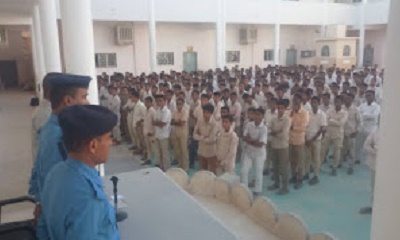 شرطة السير بمديرية تريم تقيم محاضرة توعويه في ثانوية عمر بن الخطاب بدمون