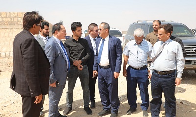 الوكيل بارزيق يطلع رئيس مجلس إدارة جمعية الإبداع الرقمي الصيني على مواقع إنشاء مينائي الضبة التجاري والنفطي والمنطقة الصناعية