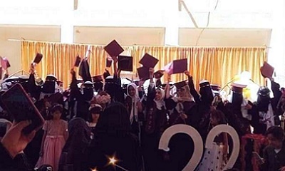 طالبات مدرسة 22 مايو بسيئون يكرمّن الاستاذ والمربي الفاضل المدير الاسبق للمدرسة / سعيد كرامة بامزروع