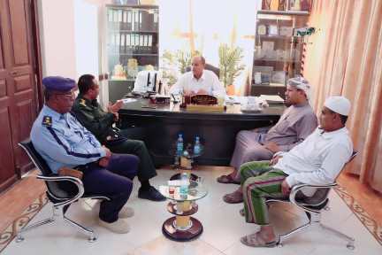 مناقشة آلية تنظيم الأسواق العامة بمدينة سيئون خلال شهر رمضان المبارك