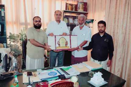 مجلس تنسيق جمعيات ذوي الإعاقة بالوادي والصحراء يكرم مدير عام مديرية سيئون بدرع الوفاء، تقديرا لدوره في مساندة المجلس ودعمه المتواصل