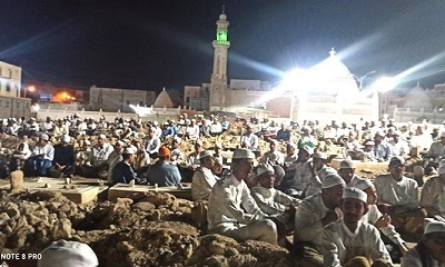 مئات من اهالي مدينة سيئون يحضرون بعد منتصف ليلة 25 رمضان حضرة الشيخ احمد مسعود بارجاء رحمه الله بمقبرة بامخرمة وسط المدينة