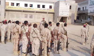 قائد الكتيبة الخاصة بالمنطقة العسكرية الثانية يؤدي صلاة عيد الفطر المبارك مع منتسبي الكتيبة ويتفقد النقاط والمواقع التابعة لها بالمكلا في أول أيام العيد