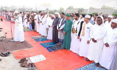 الوكلاء الشريف والكثيري يؤديان صلاة العيد مع جموع المواطنين بسيئون والاطلاع على المراكز والمرافق الخدمية