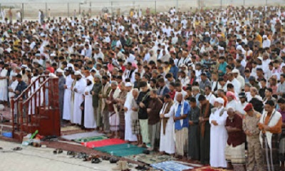 وزيرا المالية والتربية والتعليم ووكيل أول حضرموت يؤدون صلاة عيد الفطر بمصلى العيد بملعب الفقيد بارادم بالمكلا