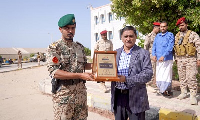 نائب رئيس مجلس القيادة الرئاسي البحسني يكرّم نقطة مركز بلفقيه ويمنح قيادتها درع المنطقة العسكرية الثانية