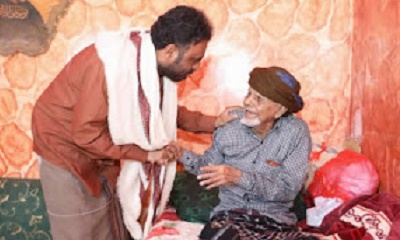 الشيخ بن حبريش يزور العميد المتقاعد كرامة بن محمد الدعوم القرزي أحد قيادات جيش البادية الحضرمي