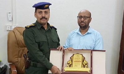 المركز الوطني لعلاج الأوام بوادي حضرموت يكرم مدير عام مصلحة الهجرة والجوازات والجنسية بوادي حضرموت