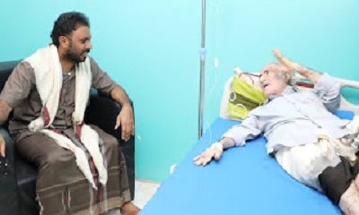 الشيخ بن حبريش يطمئن على صحة الشخصية الاجتماعية والثقافية حسين باصالح