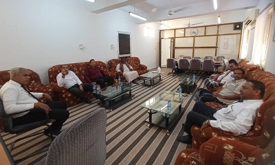 د. باجهام يناقش مع عمادة الكلية امكانية التنسيق لتوقيع مذكرة تفاهم  لتاهيل العماله بمايتناسب مع احتياج سوق العمل 