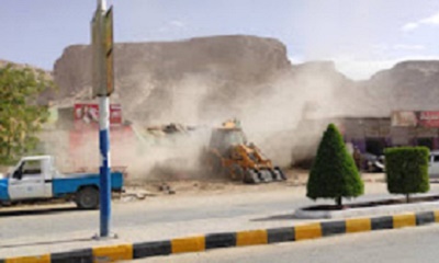 أمن القطن يهدم بناء مستحدث على الشارع العام