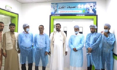 الدكتور العمودي ومولى الدويلة يطلعان على سير عمل المخيّم الطبي الجراحي المجاني لأمراض الانف والاذن والحنجرة بمستوصف الغناء الطبي بمدينة تريم