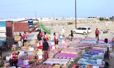 جمعية الهلال الاحمر اليمني بحضرموت توزع مواد اغاثة ايوائية للمتضررين من الامطار والسيول الاخيرة بمخيّم النازحين بالشحر