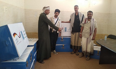 مدير عام السوم ومدير ادارة التربية والتعليم يدشنان توزيع الحقائب المدرسية الترفيهية لعدد 9 مدارس بالمديرية