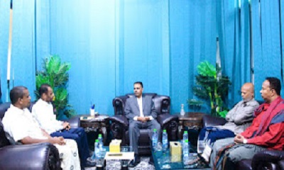 وكيل أول الوزارة مدير تربية حضرموت يناقش تنفيذ برنامج تدريبي لمعلمي مكتب جهاز محو الأمية وتعليم الكبار بساحل حضرموت
