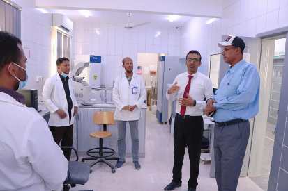 مدير عام سيئون يزور المركز الوطني لمختبرات الصحة المركزية بحضرموت الوادي والصحراء، ويشيد بالنجاحات التي حققها على المستوى الوطني. 