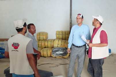 مدير عام سيئون يدشن مشروع توزيع مساعدات الإيواء للنازحين بمديرية سيئون.