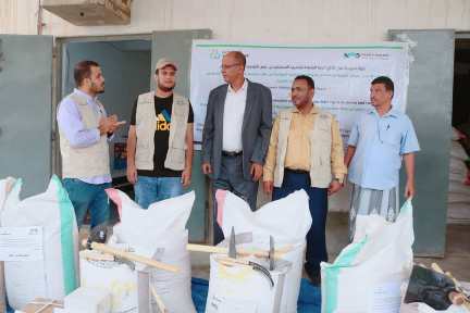 مدير عام سيئون يدشن توزيع البذور والاعلاف لعدد من مزارعي مديرية سيئون ضمن مشروع تقديم خدمات سبل العيش الزراعية