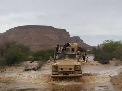 مدير عام شبام  بمعية مدرعتين من التحالف  ينقذون عدد  12من العالقين من السيول  بوادي بن  علي 
