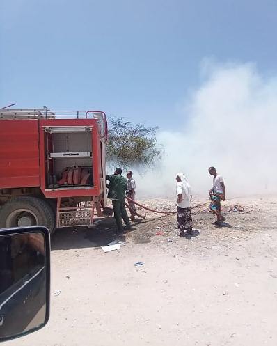 الدفاع المدني يخمد حريق نشب في مزرعة نخيل بمدينة سيئون 