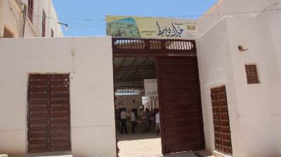 مدير عام شبام يطلع على سير العمل في مشروع ترميم مدرسة بن سميط بشبام 