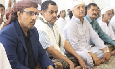 وزير الدفاع ومحافظ حضرموت وأعضاء اللجنة الأمنية والعسكرية المشتركة يؤدّون صلاة الجمعة بالمكلا