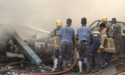 الدفاع المدني يتمكن من اخماد حريق هائل في مكب خردة السيارات بالمكلا