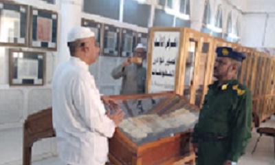 مدير الامن والشرطة بمديرية تريم يقوم بزيارة لمكتبة الاحقاف بالمديرية
