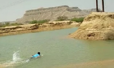عمال الطورائ لكهرباء شبام وهم يعملون بجهد كبير لاصلاح الاعطاب المتضررة