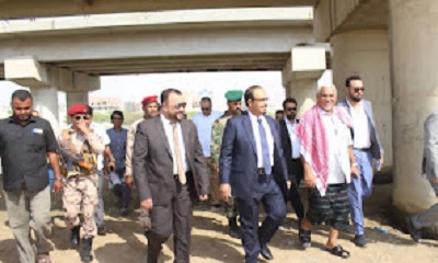 وزير الأشغال ومحافظ حضرموت يضعان حجر الأساس لمشاريعٍ للطرق ويتفقدان مشاريع حيوية بالمكلا