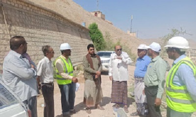 مدير عام مديرية شبام ومدير عام المؤسسة المحلية للمياه يتفقدان العمل في مشروع خزان الحوطة بحيرة الاسعافي