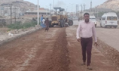 العمل يجري على قدم وساق في صيانة بعض الشوارع الرئيسية والفرعية في مدينة المكلا