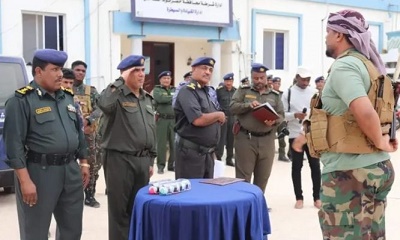 مدير أمن ساحل حضرموت يكرّم عدد من ضباط وأفراد إدارتي البحث الجنائي والأدلة الجنائية