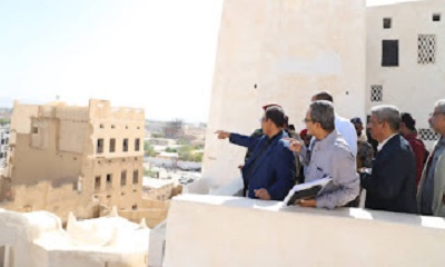 محافظ حضرموت يطلع على الجزء المتهدم بقصر السلطان الكثيري بسيئون