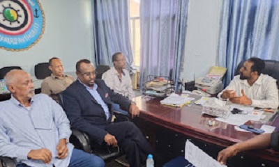 السفير الصومالي يزور هيئة الشئون البحرية ويناقش عددا من الموضوعات المتعلقة بالجالية الصومالية بحضرموت وسبل التعاون المشترك