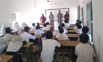 مدير عام مديرية السوم الاستاذ / انيس سالم السماحي ومدير ادارة التربية والتعليم يواصلون نزولاتهم الميدانية لمدارس المثلث الوسطي بالمديرية ويتفقدان سير العمل في بناء مدرسة فغمه