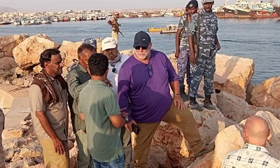 وفد أمريكي يزور ميناء الشحر للاطلاع على الصعوبات التي تعرقل سير العمل بالميناء 