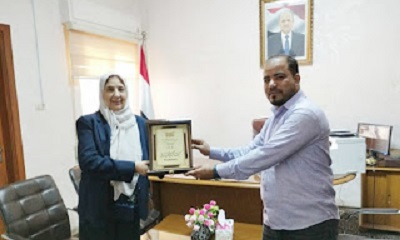 الملحق الثقافي لسفارة الجمهورية اليمنية بالمملكة الأردنية تكرم المشارك اليمني الشاب ماجد بن حطيان بدرع الملحقية