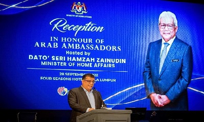 السفير باحميد يلقي كلمة السفراء العرب في حفل الاستقبال الذي أقامه وزير الداخلية الماليزي