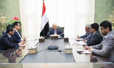 رئيس مجلس القيادة الرئاسي يجتمع برئيس الوزراء ووزير النفط