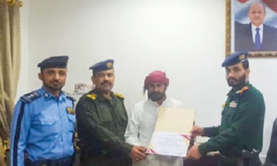 مدير أمن الوادي والصحراء يكرم الشيخ طالب باجري بشهادة شكر وتقدير نظير الجهود التي يبذلها في إصلاح ذات البين في المجتمع