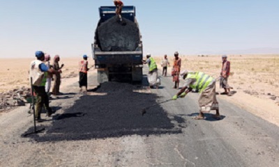 مؤسسة الطرق والجسور تواصل العمل في صيانة الخط الدولي (ثمود تريم حورة العبر)