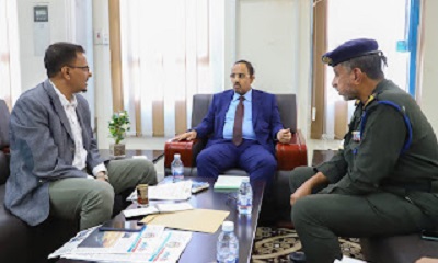 المحافظ بن ماضي يطلع على نشاط فرع مصلحة الهجرة بالمكلا واجراءات صرف الجوازات للمواطنين