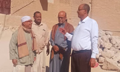 مدير عام سيئون يشيد بجهود ومبادرات الشباب المتطوعين في ردم الحفريات وإصلاح الشارع العام في حي القرن ساحة النور