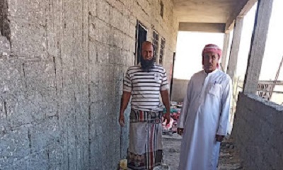 الاستاذ أنيس سالم السماحي المدير العام للمديرية يتفقد سير العمل في مشروع بناء مدرسة عصم